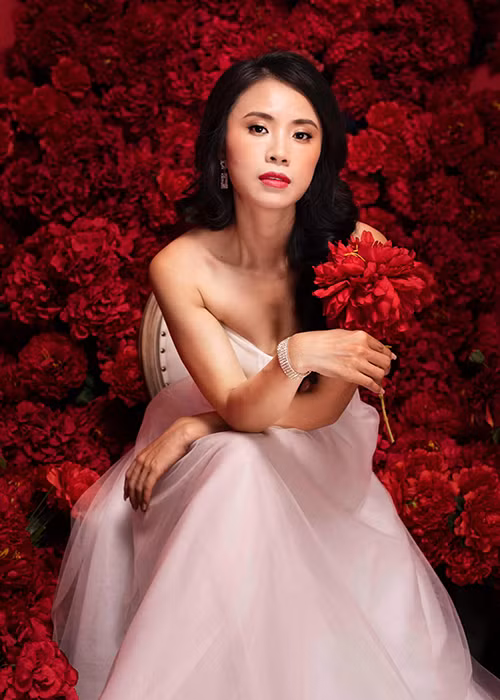 Đình Tú cũng từng đóng cặp với đàn chị Khuất Quỳnh Hoa. Dự án chung của cả hai là bộ phim "Nàng dâu order".