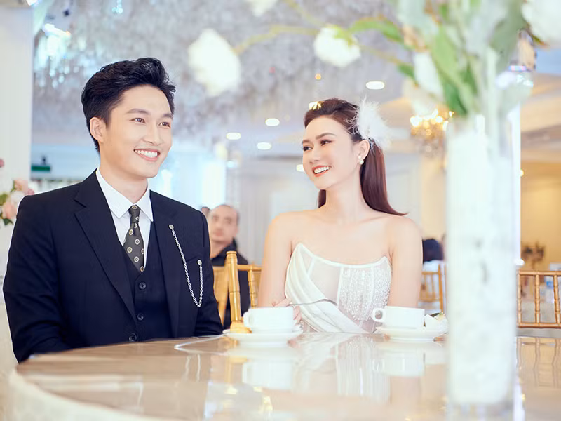 Hương Giang sinh năm 1989, hơn Đình Tú đến 3 tuổi. Nhờ ngoại hình trẻ trung, xinh đẹp, cô không có sự chênh lệch tuổi tác với Đình Tú.