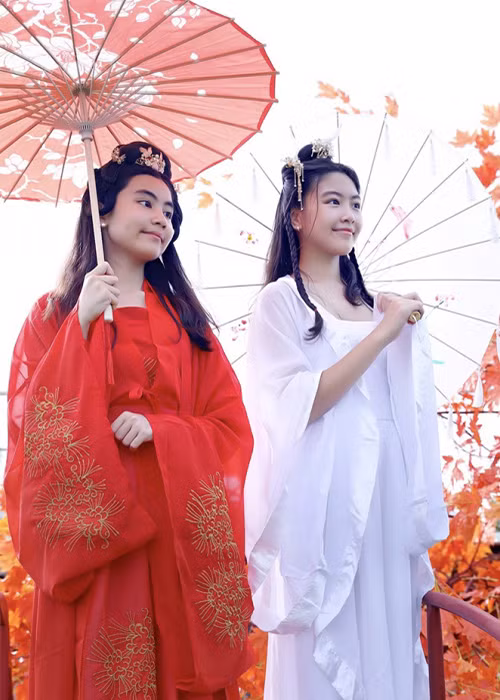 Con gái Quyền Linh gây sốt mỗi khi xuất hiện nên việc em được các đoàn làm phim săn đón không phải là chuyện khó hiểu. Ảnh: Pháp luật plus