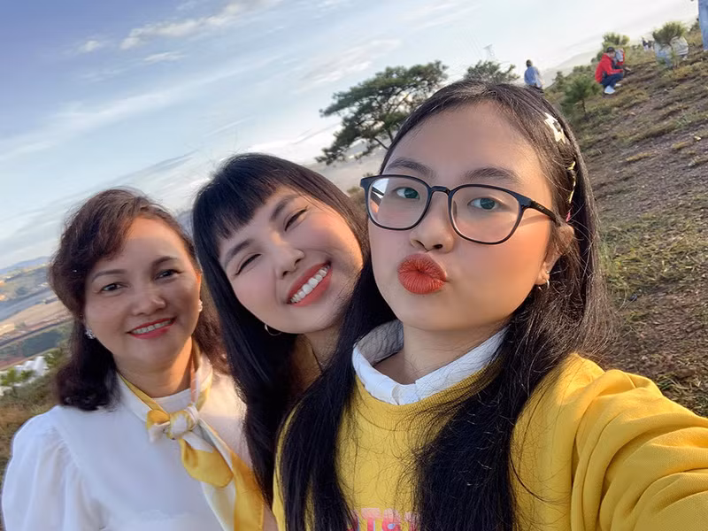 Một số người nghĩ rằng Phương Mỹ Chi nổi tiếng nên cha mẹ em sẽ không cần lo chuyện cơm áo gạo tiền. Tuy nhiên, em không nghĩ vậy.