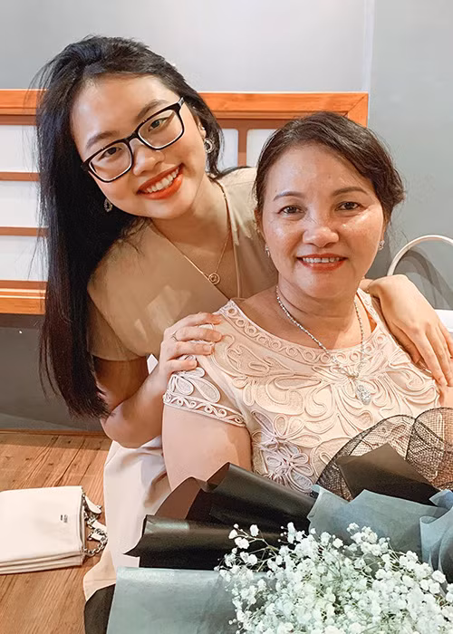 Ở tuổi 18, Phương Mỹ Chi trở thành trụ cột kinh tế của gia đình nên khá áp lực.