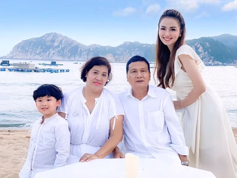 Sau 4 năm bị mẹ ruột từ mặt, Diễm Hương có cơ hội được gặp và ngồi ăn cơm chung cùng bố mẹ. Bố mẹ của Diễm Hương cũng dành nhiều tình yêu thương cho con trai Diễm Hương. Không ít người mừng cho Diễm Hương khi cô nối lại được mối quan hệ tốt đẹp với người thân.