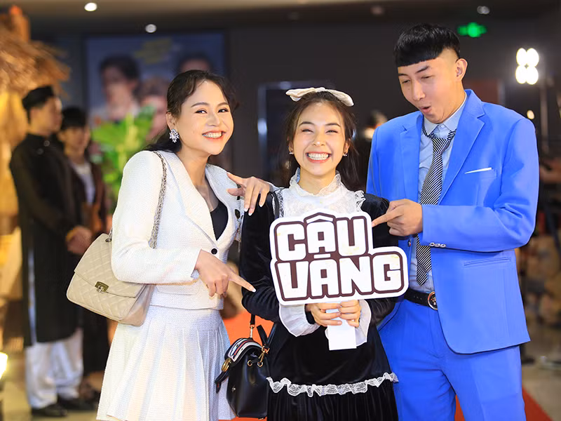 Buổi ra mắt phim còn có sự góp mặt của nhiều khách mời như diễn viên Trần Vân (giữa).