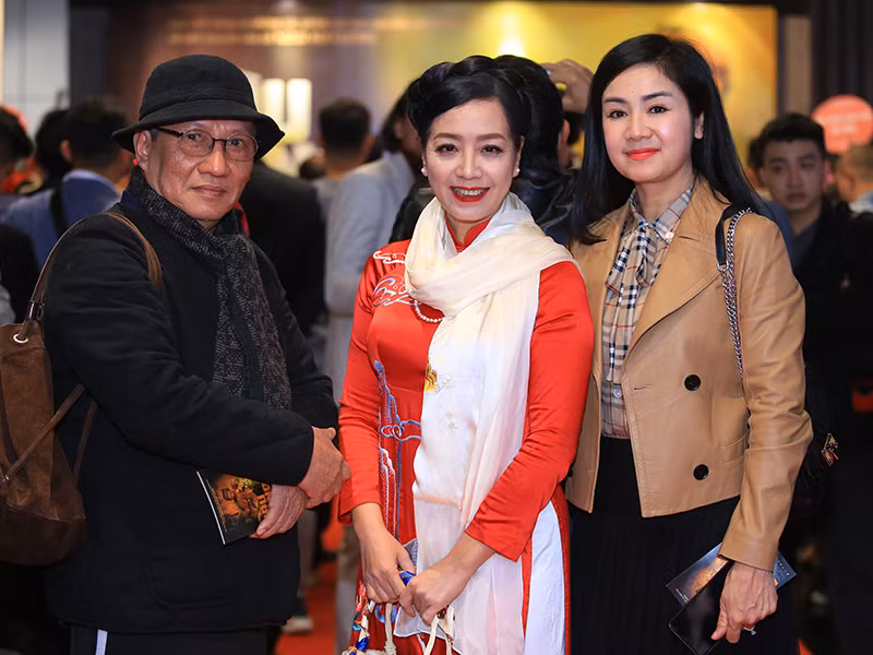 Nghệ sĩ Chiều Xuân (giữa) trong vai bà cả.