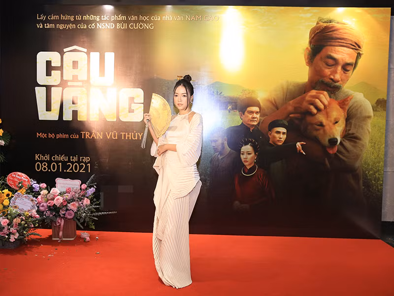 Buổi công chiếu phim có sự tham gia đầy đủ của ê-kíp sản xuất, dàn diễn viên chính. Trong ảnh là Băng Di - người đóng vai mợ ba.