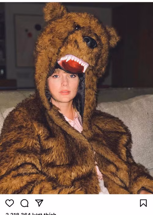 Ngôi sao Hollywood Taylor Swift khoe mặc một chiếc áo bông hình gấu vào thời khắc giao thừa đồng thời viết: "Tạm biệt năm 2020, thật là kỳ lạ".