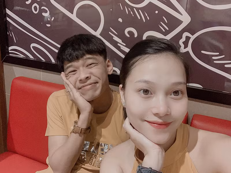 Trong thời gian Ngọc Hà mang bầu, Trung Ruồi luôn cố gắng làm vợ vui. Nam diễn viên khen vợ là bà bầu gọn gàng nhất mà anh từng nhìn thấy.