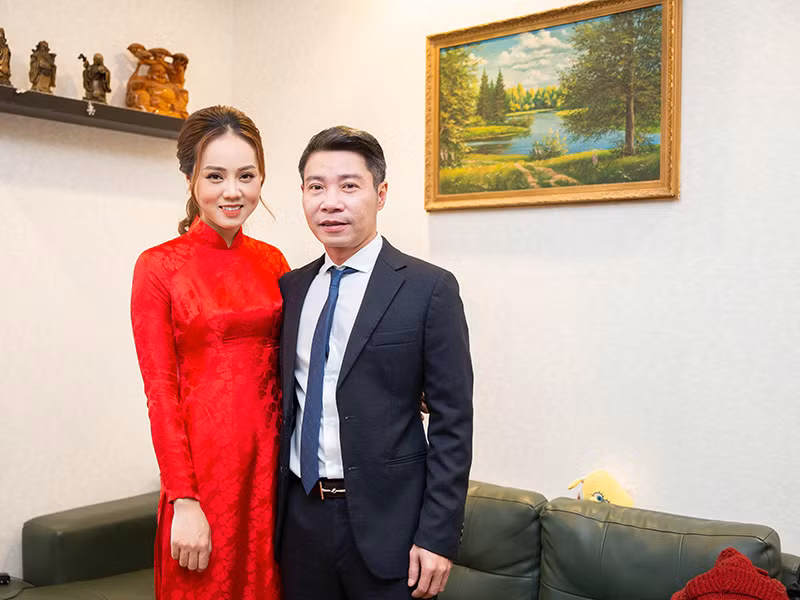 Cô dâu khoe nhan sắc xinh đẹp trong tà áo dài đỏ, chú rể phong độ trong trang phục vest.