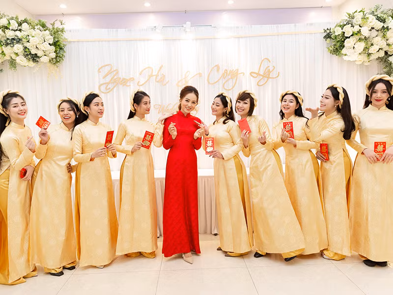 Vợ mới cưới của nghệ sĩ Công Lý là một phóng viên mảng giải trí, có nhan sắc không thua kém mỹ nhân Việt nào.