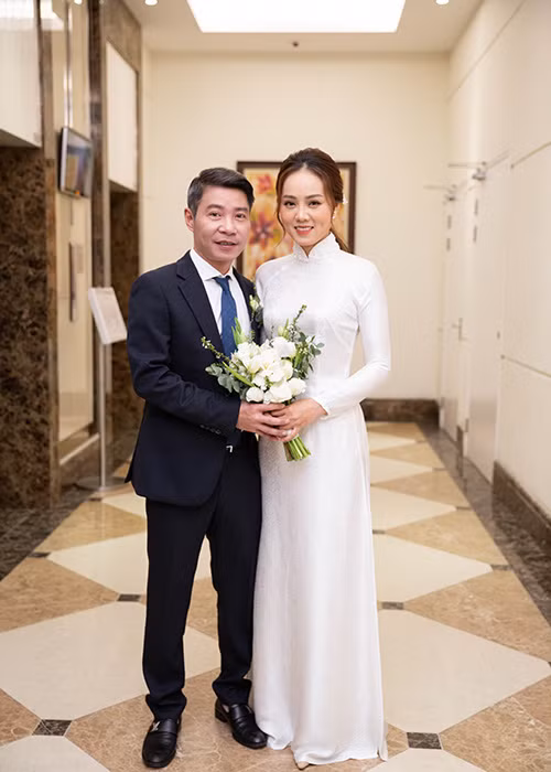 Cô sánh đôi cùng ông xã hơn 15 tuổi trở về nhà riêng.