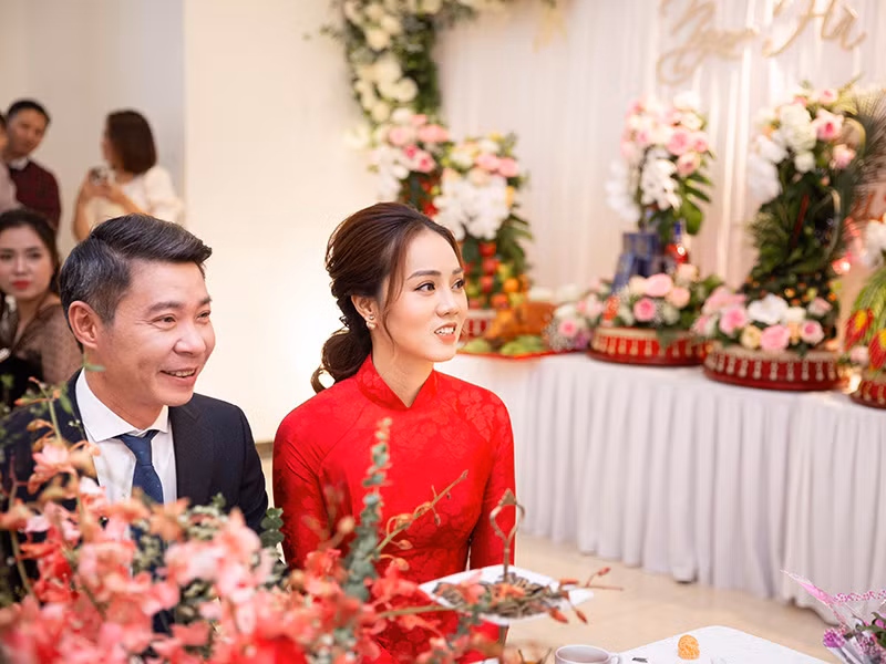 Nghệ sĩ Công Lý tươi rói bên vợ kém 15 tuổi trong đám hỏi Nghe si Cong Ly tuoi roi ben vo kem 15 tuoi trong dam hoi