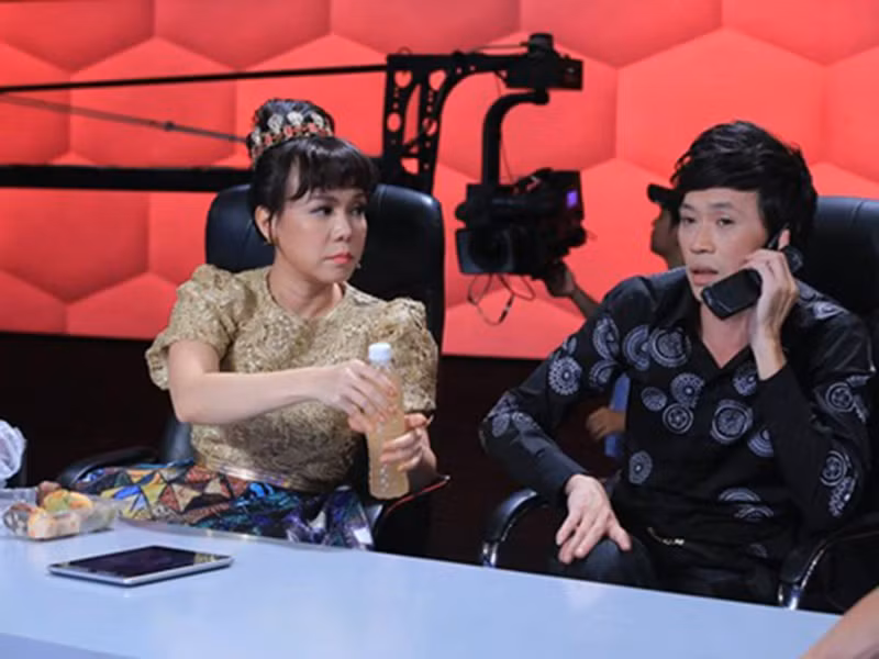 “Lúc tôi ở Việt Nam, anh Linh về nước và mời tôi tham gia các vở hài kịch. Sau này tôi qua Mỹ định cư, anh cũng dõi theo bước đường sự nghiệp của tôi”, nữ danh hài chia sẻ. Ảnh: Đời sống pháp luật