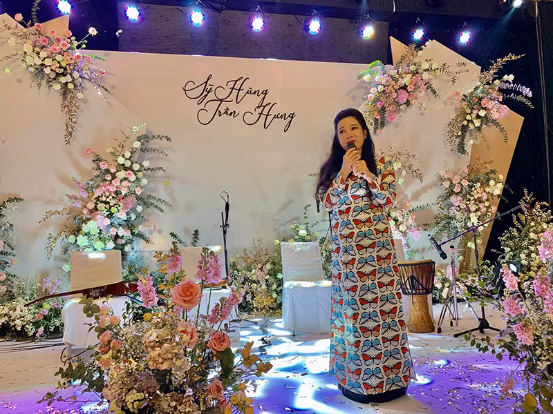 Trong một chương trình Tết, Thanh Thanh Hiền được sắp xếp song ca cùng một giọng ca nữ khi không còn hợp tác với Chế Phong.