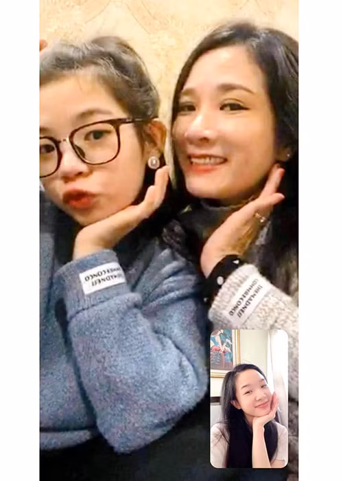 Tú Linh - con gái đầu lòng của Thanh Thanh Hiền đang du học. Vì thế, ba mẹ con giữ liên lạc nhờ internet. "3 đứa hôm nay gặp nhau. Bên kia cười vui - bên này buôn dạt dào", Thanh Thanh Hiền chia sẻ khi khoe ảnh bên hai con.