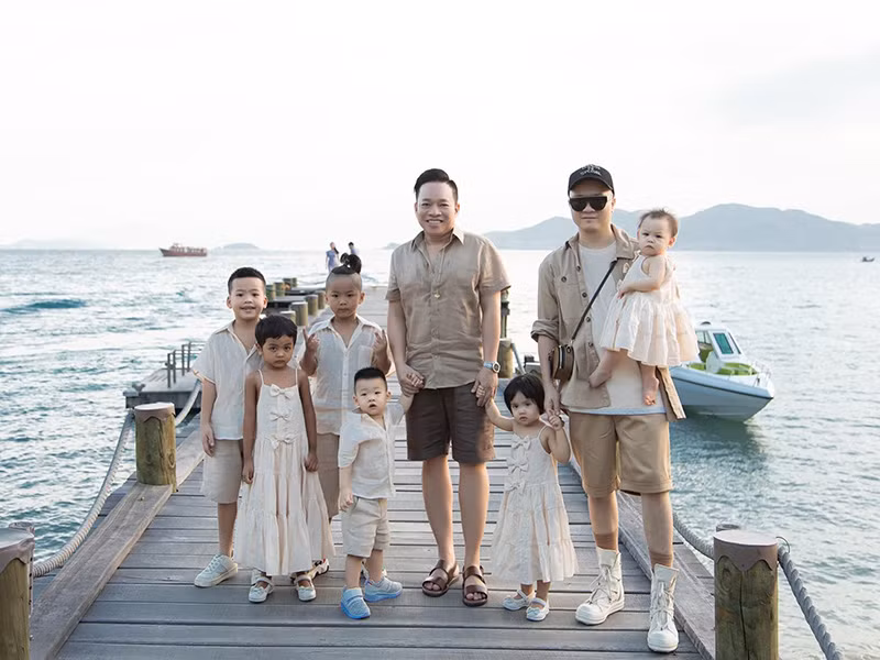 Đỗ Mạnh Cường thuê 3 người giúp việc để hỗ trợ anh nấu ăn, cho con uống sữa, đút cho con ăn, ru con ngủ. Ngoài ra, anh còn có một người đồng hành trong việc nuôi các con.
