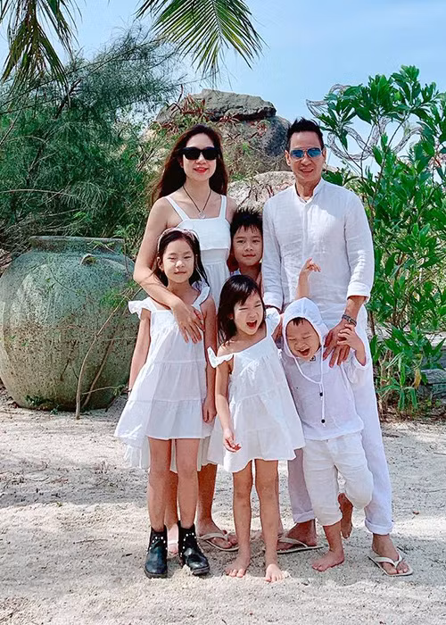 "Tôi nghĩ cuộc sống hiện tại đã tương đối đủ đầy. Tiền bạc cũng có, danh tiếng cũng có thì tất nhiên điều vô giá nhất vẫn là các con. Trở về nhà, các con chạy lại ôm chân và gọi cha. Những giây phút đó dù căng thẳng, mệt mỏi đều tan biến", Lý Hải nói.