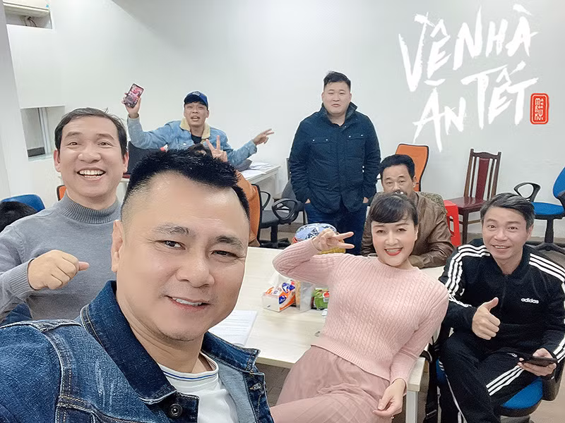 Vân Dung là nghệ sĩ chăm cập nhật hình ảnh hậu trường tập luyện.