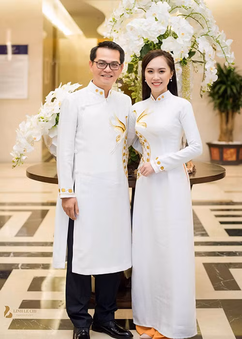 Bà xã của Trung Hiếu sở hữu nhan sắc như hot girl. Sau khi kết hôn, cô bảo vệ xong luận văn Thạc sĩ ngành Quản trị kinh doanh nhưng tự nguyện ở nhà để chăm sóc và vun vén gia đình.