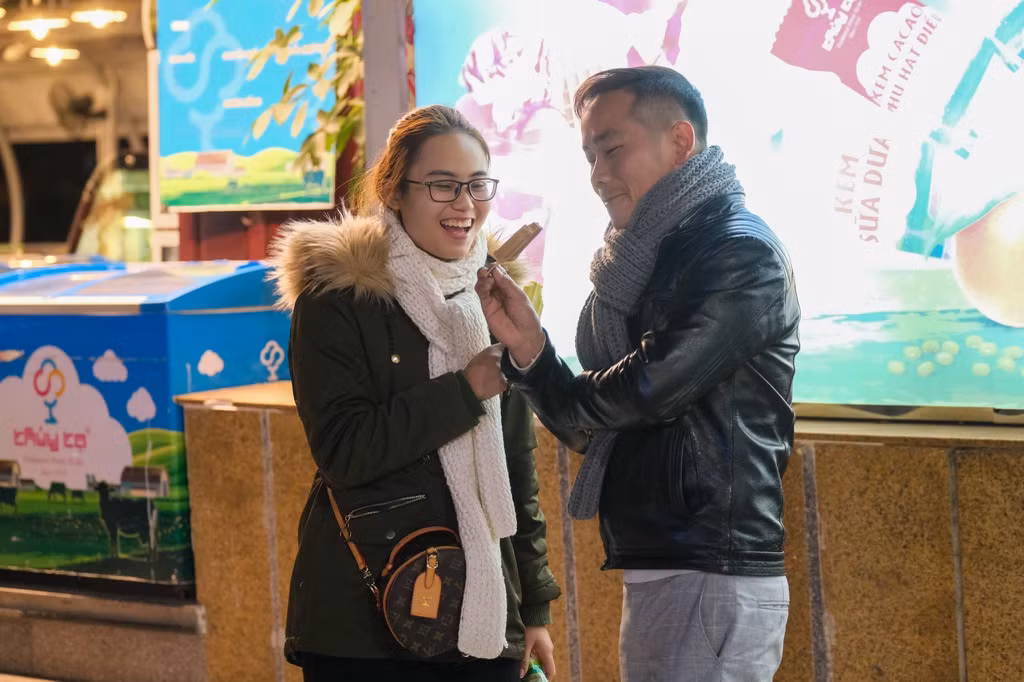 Tại hàng kem trên phố Lê Thái Tổ, nhiều người đến thưởng thức. "Ăn kem mùa đông, nhất là lúc trời rét rất khác lạ", bạn Linh (quận Hoàng Mai) chia sẻ.