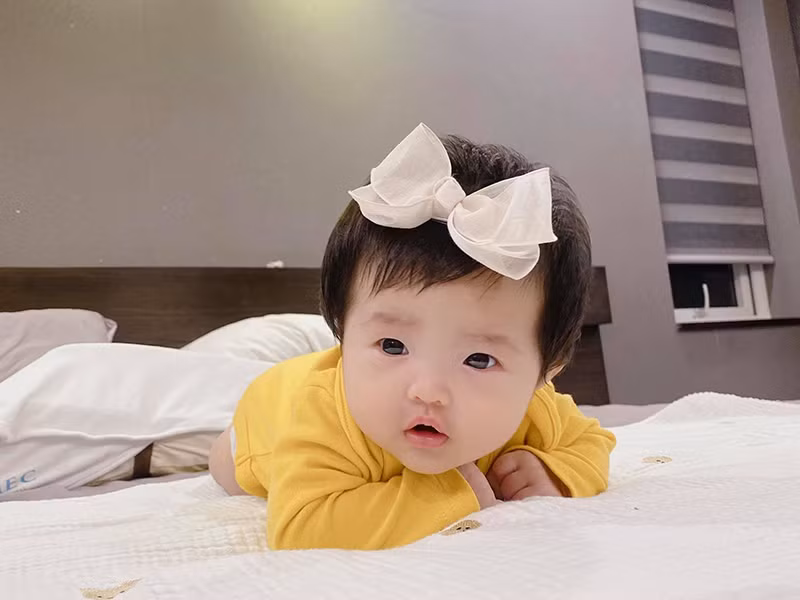 Hình ảnh con gái Đông Nhi - Ông Cao Thắng nhanh chóng gây bão mạng xã hội.