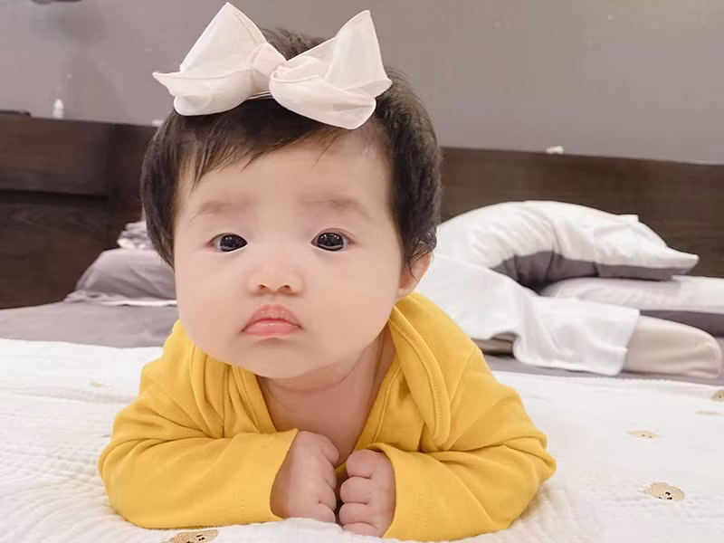 Đông Nhi - Ông Cao Thắng vừa đăng tải trên trang cá nhân loạt ảnh mới nhất của con gái đầu lòng - bé Winnie.