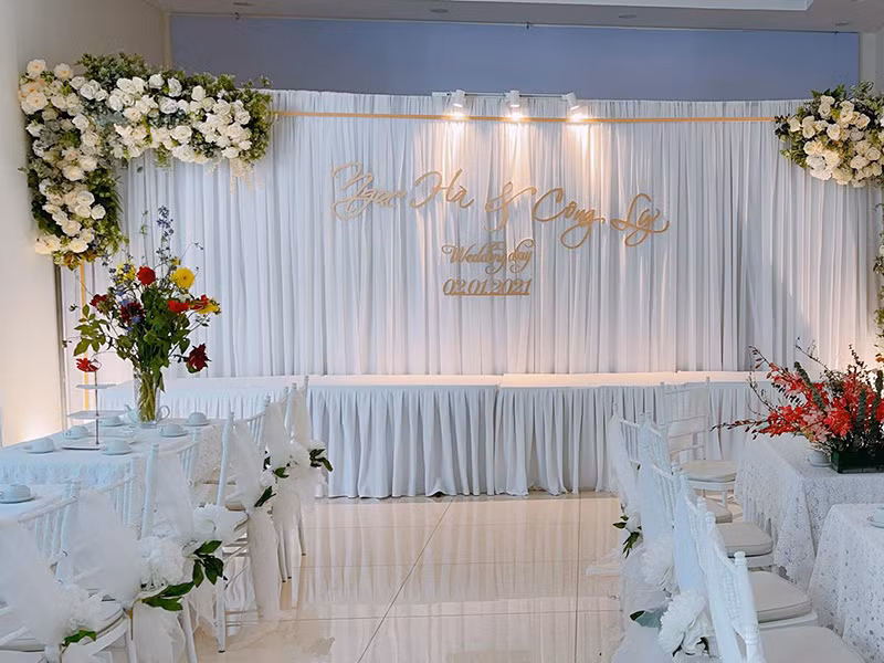 Nhiều loại hoa được dùng để trang trí cho lễ ăn hỏi.