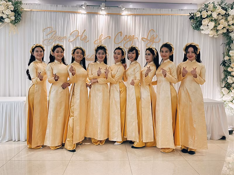 Dàn phù dâu trong lễ ăn hỏi gồm: Quỳnh Đan, Huyền Thạch, Liên Tít, Tố Uyên, Quỳnh Kool, Anh Thư, Kim Oanh...