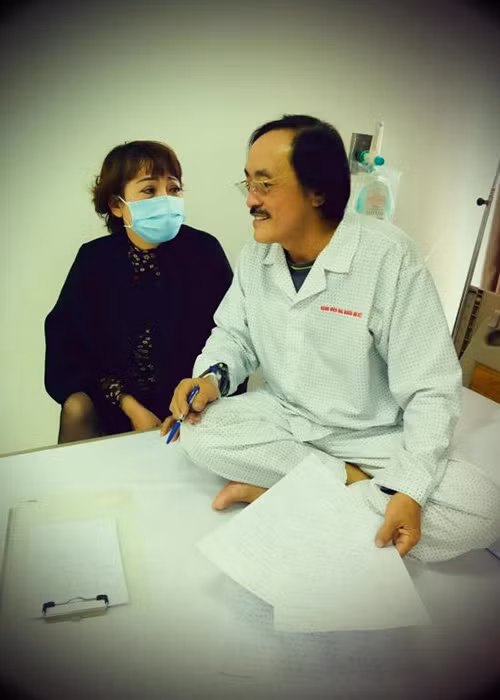 Trong bệnh viện, Giang Còi nghĩ ra kịch bản hài mới nếu bị mất giọng hoàn hoàn.