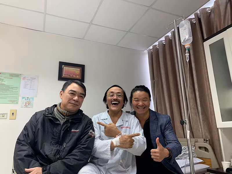 Anh vui vẻ chụp ảnh cùng diễn viên Danh Thái (ngoài cùng bên phải).