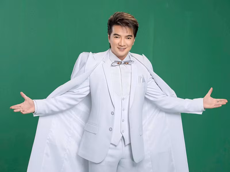 Chia sẻ trên Zing, nam ca sĩ cho biết, một doanh nhân thành đạt tặng anh món quà lớn đủ để anh có thể mua được một căn hộ cho cả gia đình sống.