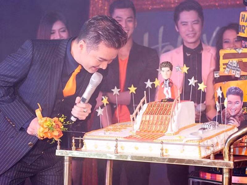 Trong sinh nhật tuổi 43, Đàm Vĩnh Hưng được tặng chiếc bánh dát 100 chỉ vàng in 100 con rồng SJC.