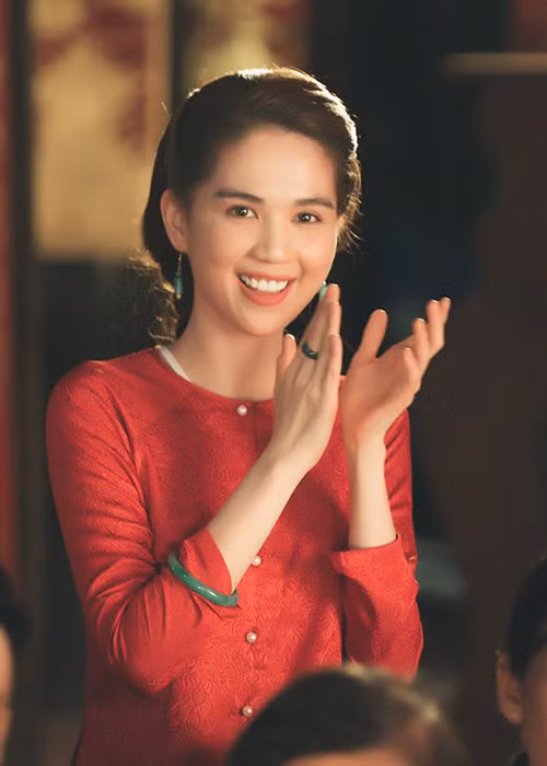 Không thể phủ nhận nhan sắc xinh đẹp của Ngọc Trinh vô cùng hợp với trang phục truyền thống.