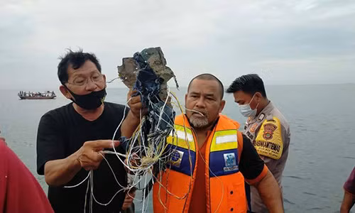 Indonesia: Tim thay manh vo cua may bay Sriwijaya Air bi mat lien lac