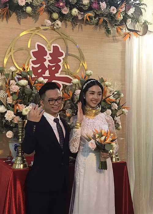 Nàng á hậu tươi rói bên chú rể.