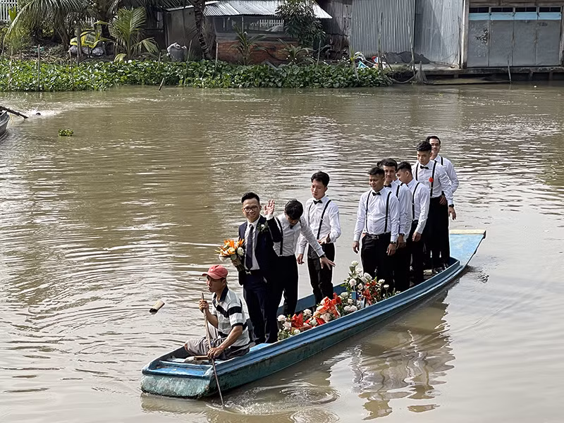 Ông xã của Thúy An phải đi rước dâu bằng xuồng. Để rước được Thuý An về, chú rể còn bị hội chị em hoa hậu, á hậu của cô dâu “gây khó dễ”.