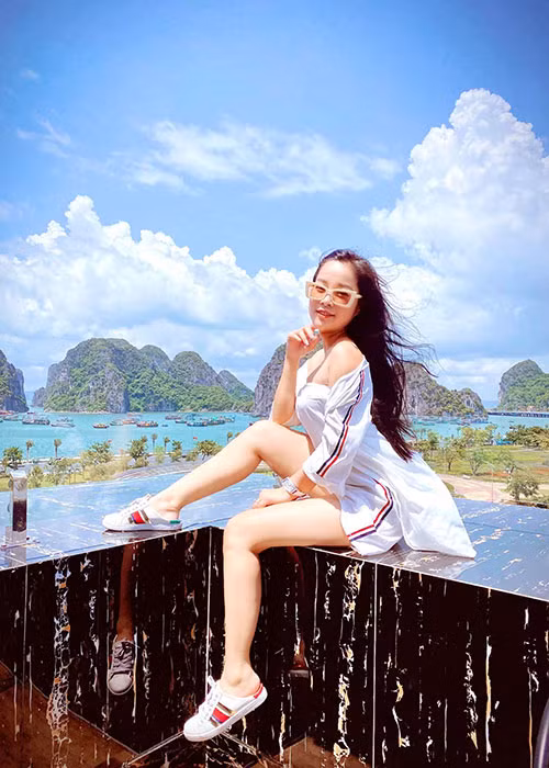 Minh Hương bước sang tuổi 36, là mẹ hai con. Cô chuộng gu thời trang gợi cảm, khác hẳn hình ảnh kín đáo khi làm biên tập viên.