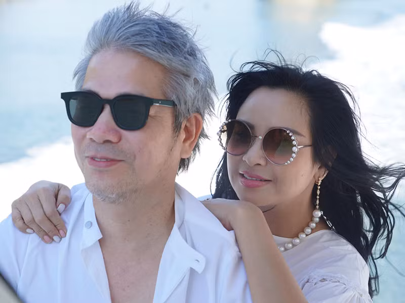 Tình yêu giữa diva Thanh Lam và bạn trai bác sĩ Bùi Tiến Hùng nảy nở vào tháng 3/2020 khi nữ ca sĩ tới bệnh viện của người yêu để mổ mắt.