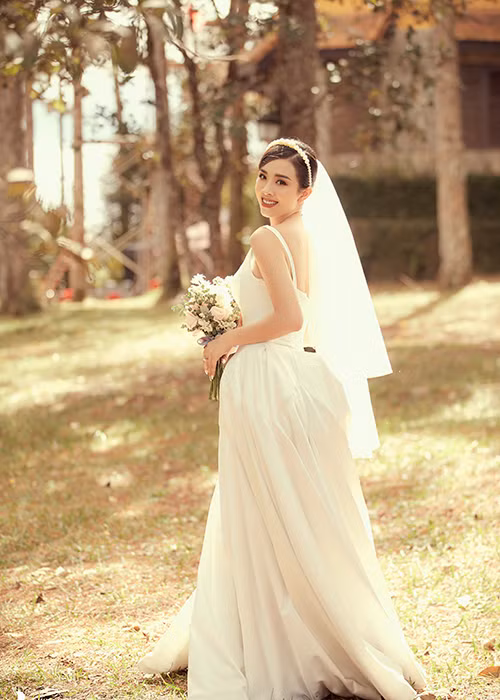 Vo chong A hau Thuy An tinh tu trong bo anh cuoi tai Da Lat