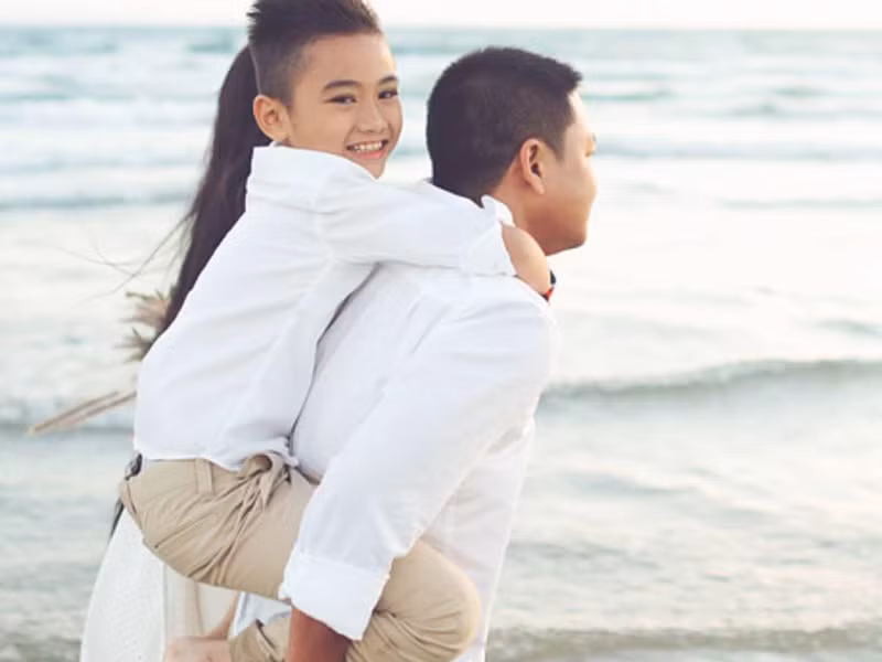Ở xứ cờ hoa, bé Sonic được bố dượng kèm cặp học hành. Cả hai còn trò chuyện như người bạn thân. Trước đây, Sonic từng không chấp nhận doanh nhân Andy vì ba chỉ có một. Tuy nhiên, cậu nhóc dần nhận ra cha dượng luôn dành cho bé tình cảm chân thành. Vào Ngày của cha mỗi năm, Sonic đều tự viết thư tay dành cho cha dượng.