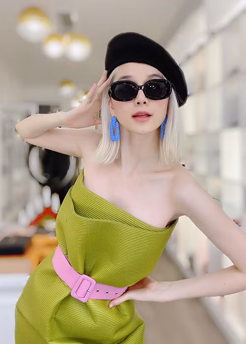 Nữ ca sĩ gợi cảm khi lấy thảm làm váy.