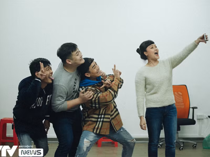 Vân Dung, Đỗ Duy Nam, Trung "ruồi", Dũng "hớn" chụp ảnh selfie khi nghỉ ngơi. Ảnh: VTV