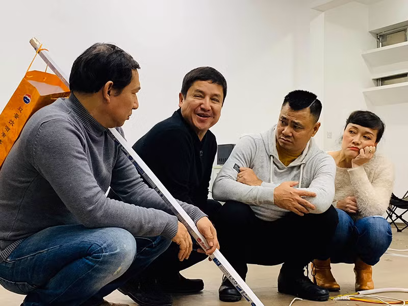 "Ngọc Hoàng: Này, sao nhìn các Táo năm nay cứ như 4 thầy trò đi thỉnh kinh thế kia? Bắc Đẩu: Thần nghi họ đang ủ mưu để thay thế ba thầy trò mình. Nam Tào: Hay là tiên hạ thủ vi cường. Ngọc Hoàng: Thâm hiểm thế nhưng mà ta thích", thành viên của ê-kíp viết.