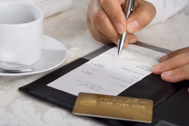Đừng nhăn nhó khi nhận hóa đơn: Khi đi ăn ở nhà hàng hạng sang, bạn cần xác định là sẽ phải chi một khoản tiền không nhỏ. Do đó, đừng nhăn nhó hay than phiền khi nhận hóa đơn. Nếu dùng bữa ở những nước có truyền thống trả tiền tip, bạn nên trả thêm 20% hóa đơn.