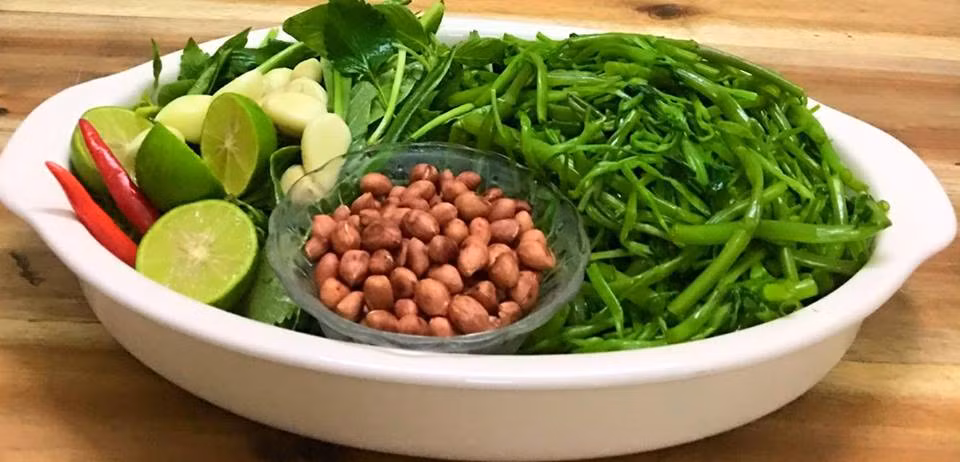 Nguyên liệu để làm nộm rau muống gồm: 1 mớ rau muống; Lạc rang...