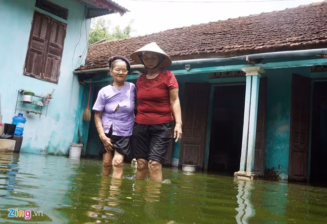 Bà Đỗ Thị Hà (60 tuổi) cho biết, từ cuối năm 2015 đến nay, gia đình phải đi thuê nhà nơi khác ở. "Có nhà mà cứ phải đi ra ngoài thuê nhà sống. Hễ cứ mưa là ngập từ sân vào nhà khiến muỗi phát sinh. Nước bẩn ứ đọng khắp sân khiến nền gạch trơn trượt. Gia đình còn có mẹ già gần 90 tuổi hay bệnh tật. Khổ lắm chú à!" - bà Hà than thở.