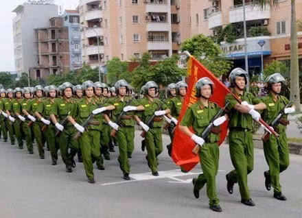 Cong an khong tiep khach nhan hoa mung ngay thanh lap nganh