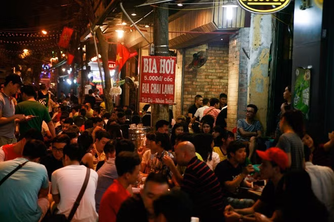 Ha Noi cho phep mo quan bar toi 2h sang vao 3 ngay cuoi tuan