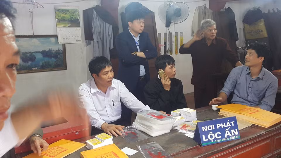 Mỗi chiếc ấn của Ban tổ chức được phát (bán) với giá 20.000 đồng cũng có thể hơn tùy từng người đưa tiền. Tiền được cho vào hòm công đức lộc ấn.