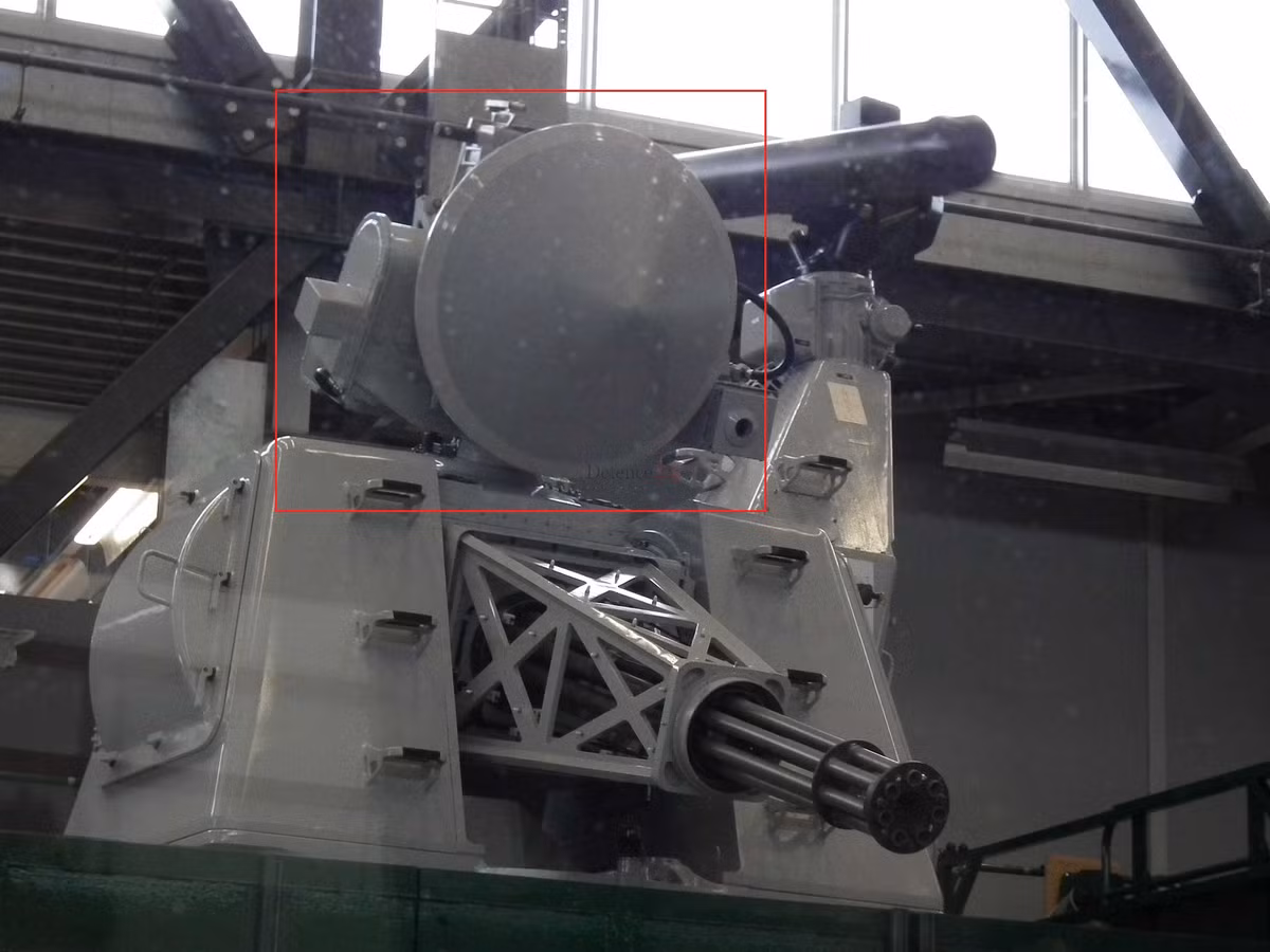 Radar theo dõi vận hành ở 2 băng sóng I và băng sóng K, cho phép chỉ thị nhanh chóng mối đe dọa đã được ưu tiên. Hệ thống băng tần kép cũng làm giảm hiệu ứng nhiễu tạp, có thể che lấp các mục tiêu ở độ cao thấp.Radar theo dõi có thể giám sát các đường bắn và điều chỉnh nó.
