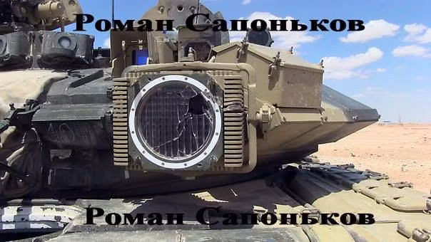 Ngoài ra, có ghi nhận là thêm một chiếc T-90 hiện đại mà Nga cung cấp cho Quân đội Syria đã chịu thiệt hại nhỏ ở mặt trận Raqqa – thành trì phiến quân IS. Trong ảnh, một trong hai đèn hồng ngoại của Shtora-1 bị bắn thủng mặt kính. Nguồn ảnh: SyriaL